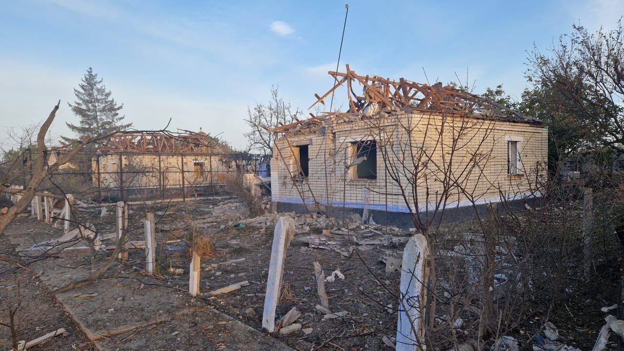 Окупанти атакували Бериславську громаду: поранено жінку, пошкоджено близько 20 будинків (фото)